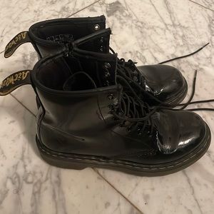 Kids Dr.Martens patent black size 2